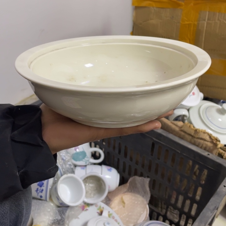 摆件陶瓷盘子碗砂锅都有两个