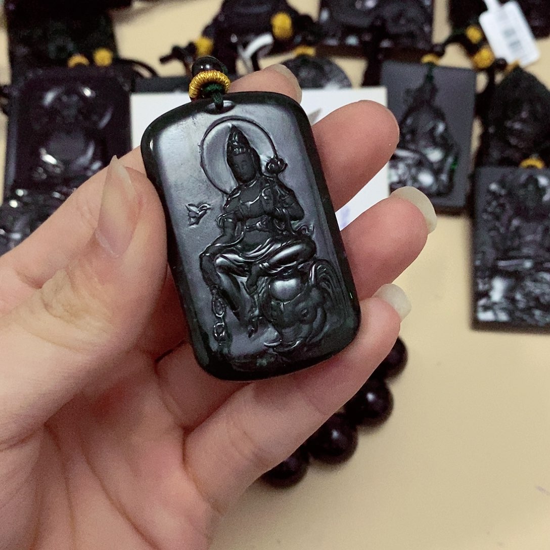 翡翠挂件未镶嵌翡翠