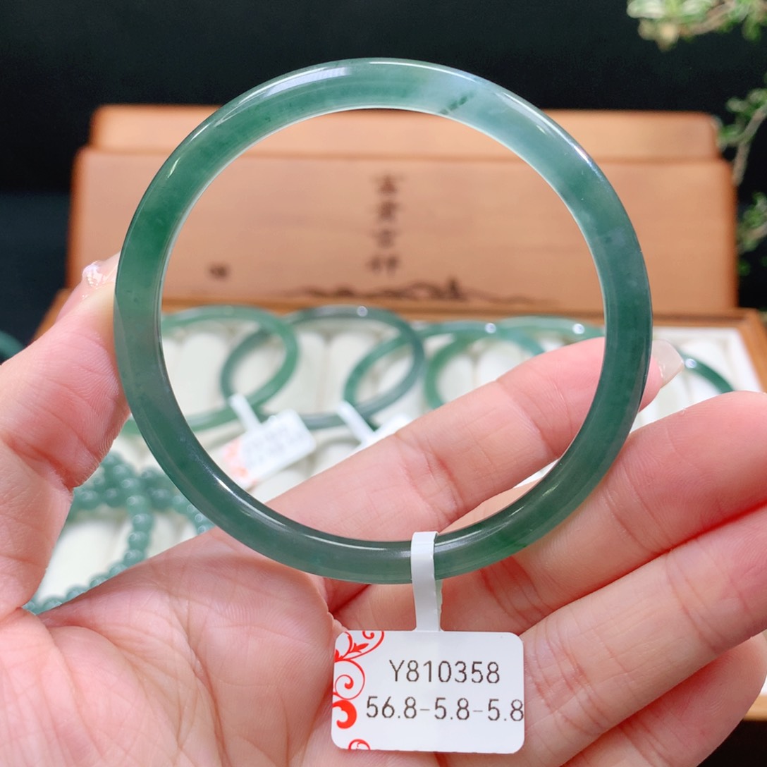 翡翠手镯未镶嵌天然