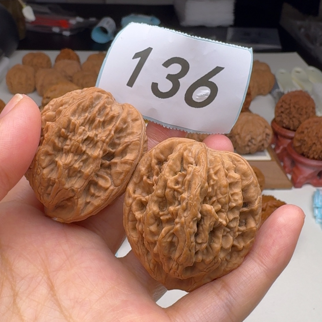 文玩核桃吊坠虎头