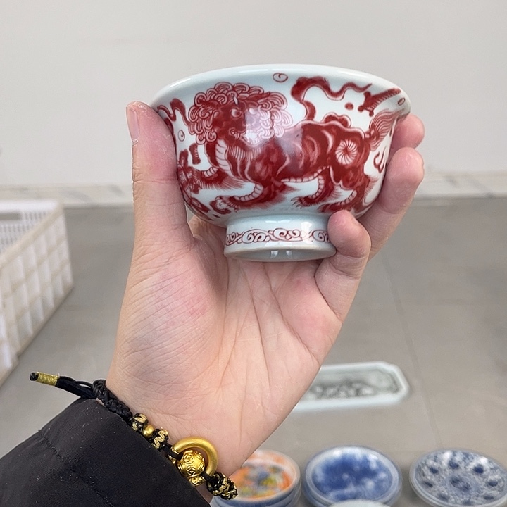 瓷片景德镇釉里红狮子滚绣球主人杯