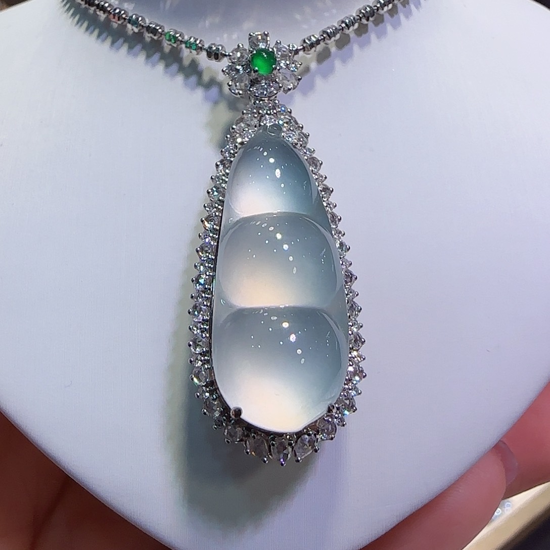 翡翠吊坠(不含链)18K金镶嵌福豆