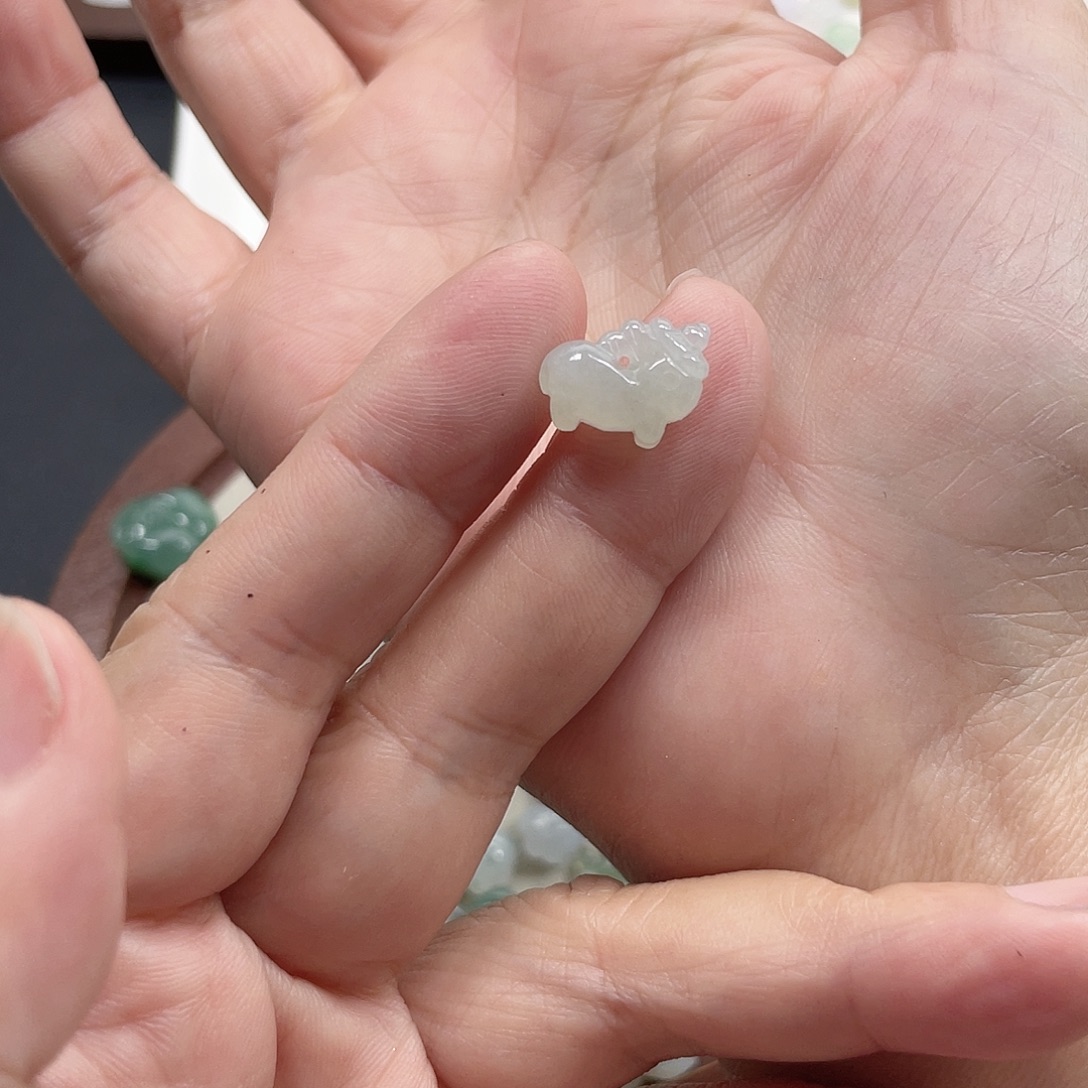 *****翡翠未镶嵌颈饰小马