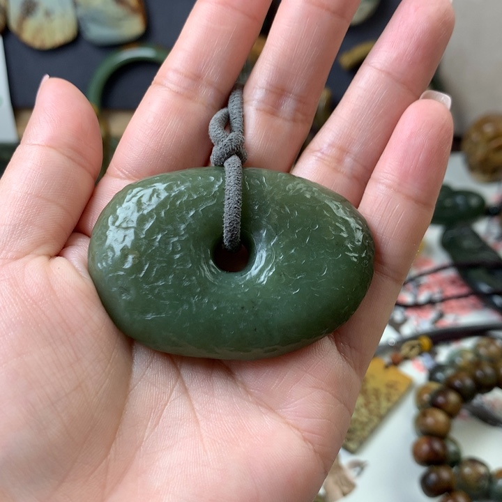 透闪石质玉挂件未镶嵌