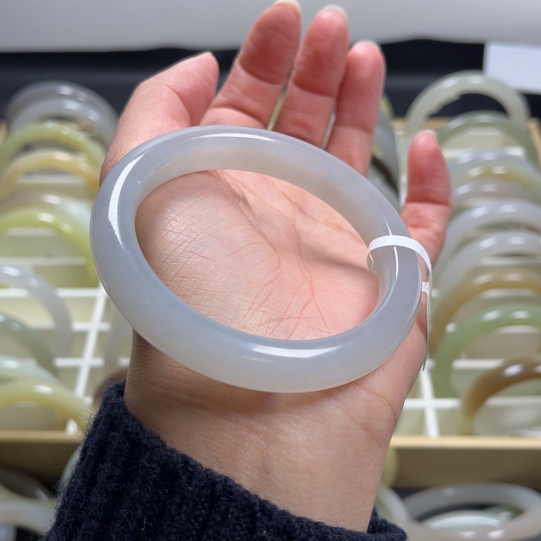 和田玉未镶嵌手镯57圈