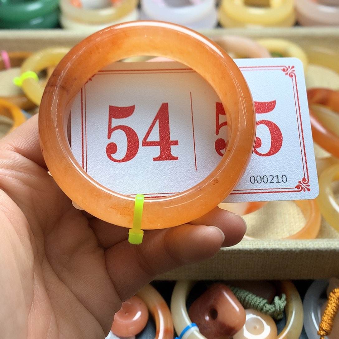 未镶嵌石英质玉（黄龙玉）手镯