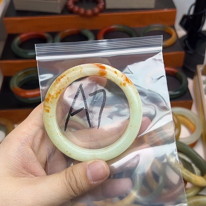 慕***。蛇纹石玉未镶嵌手镯