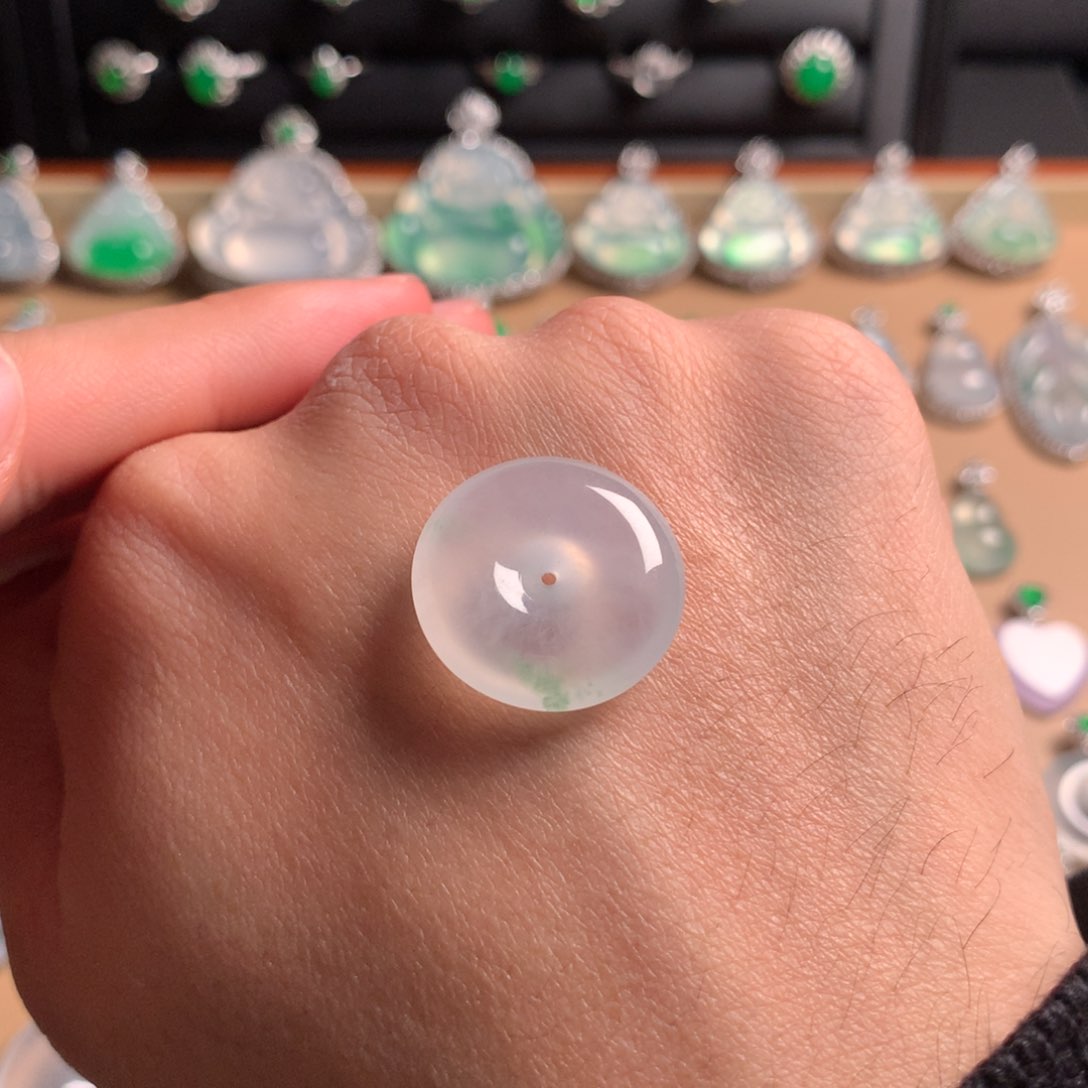 翡翠吊坠(赠链)未镶嵌