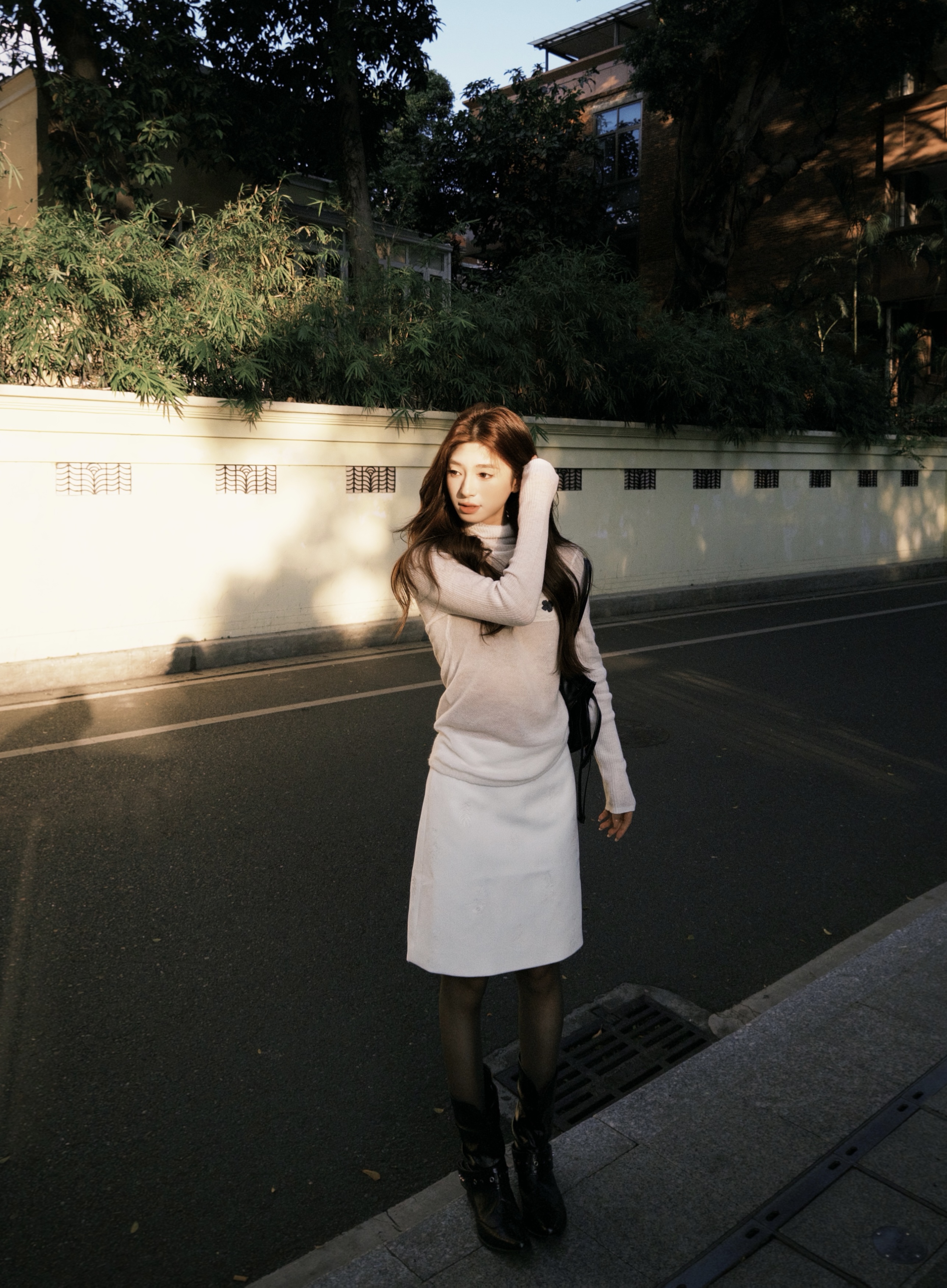 林小野‘雾漫白霜‘复古绣花绒面半身裙女高腰直筒半裙