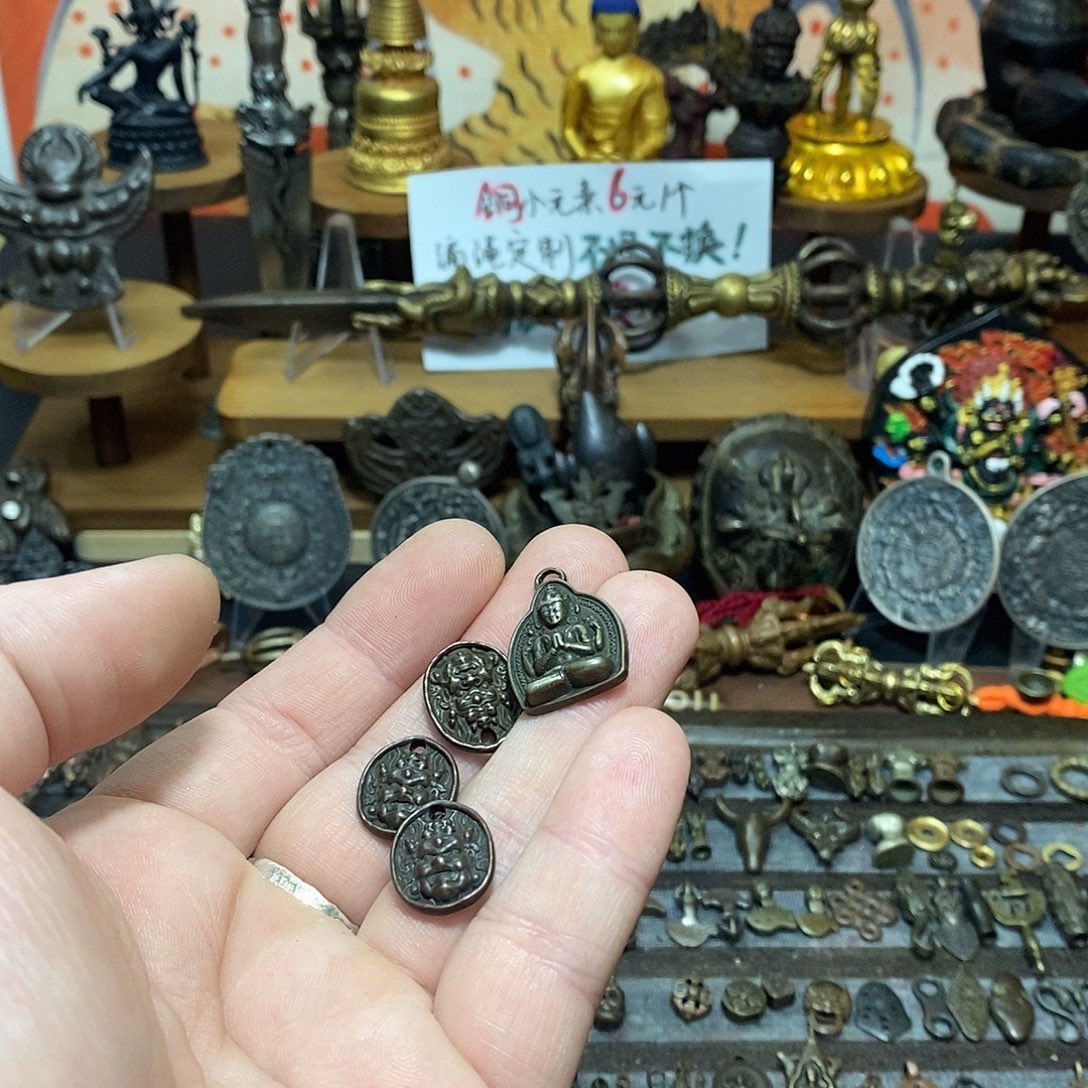 莫***闲铜铁合金类侧挂一个