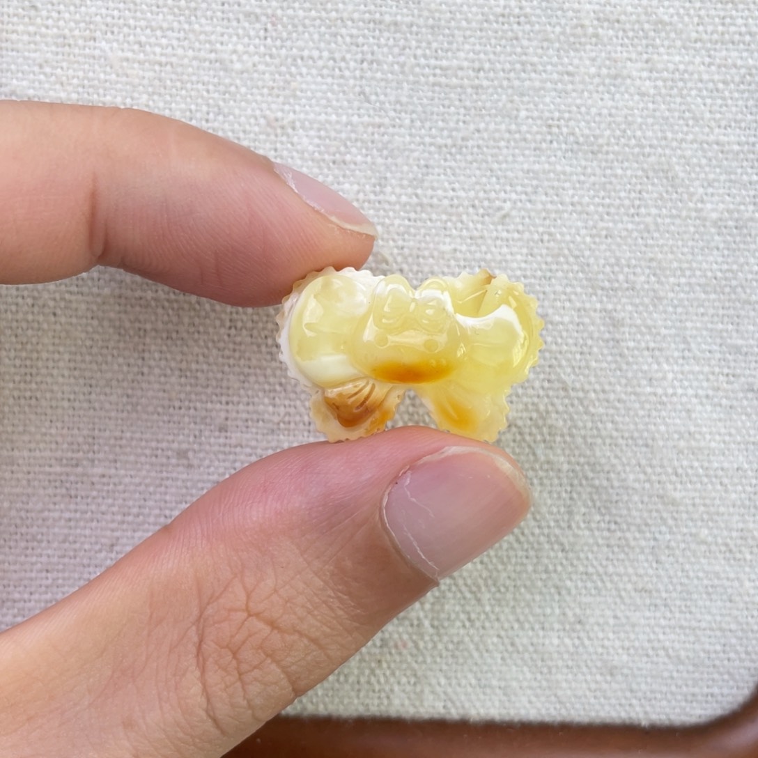 琥珀未镶嵌珠宝奇石蝴蝶结