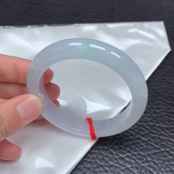 翡翠手镯未镶嵌。