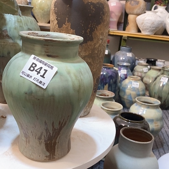 瓶高23厘米口9厘米。景德镇陶瓷