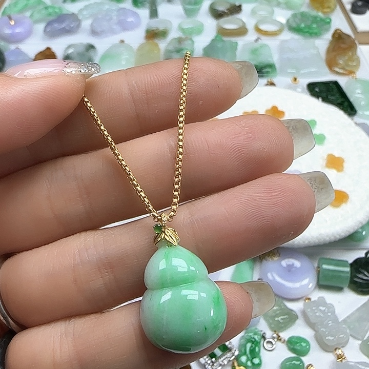 翡翠颈饰未镶嵌飘绿葫芦