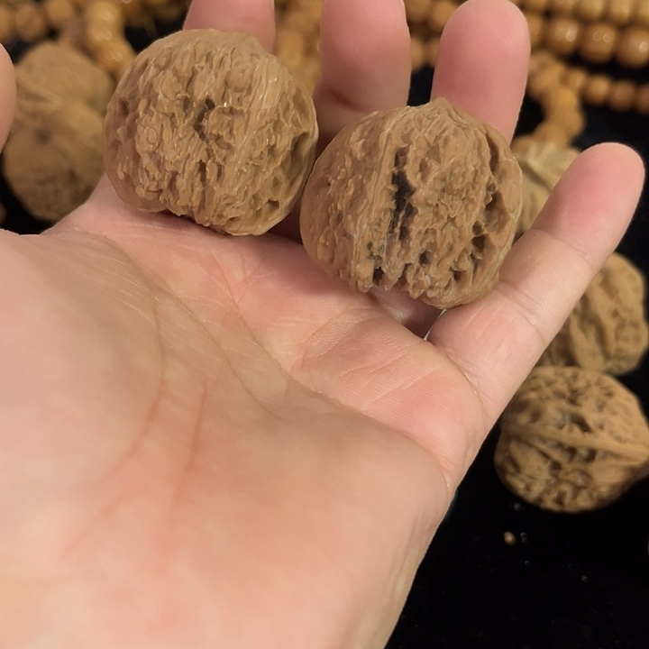 文玩核桃把件36左右微微瑕137狮子头，编号032