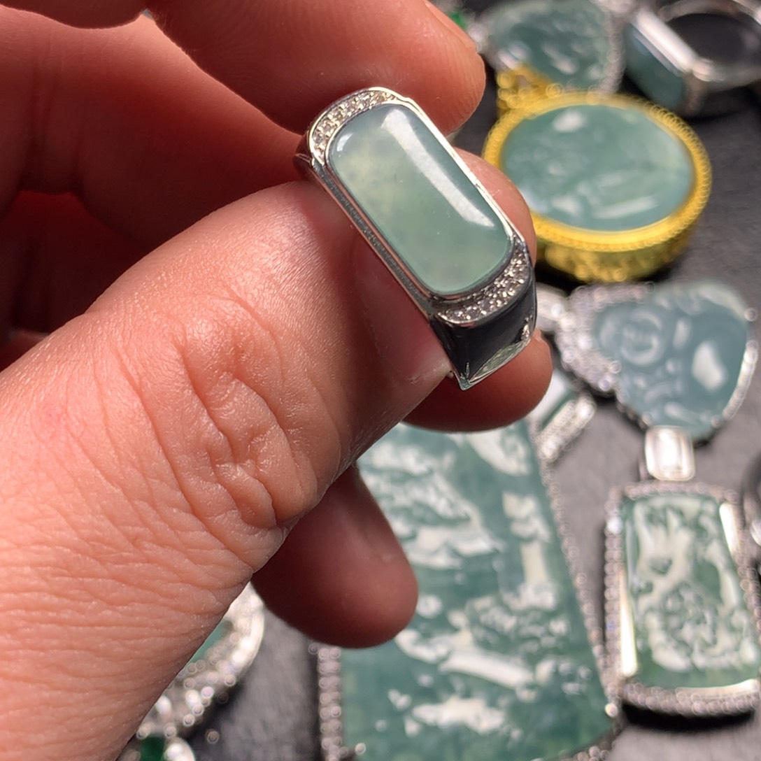 翡翠未镶嵌颈饰马鞍戒指