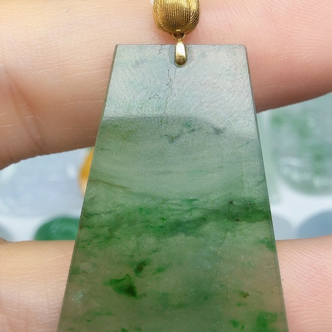 翡翠颈饰未镶嵌无事牌