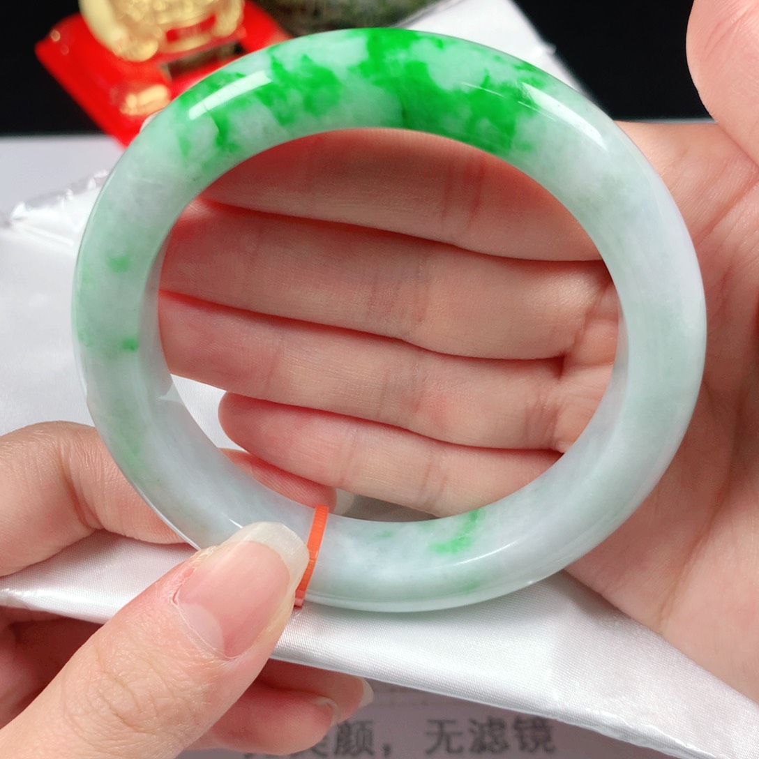 翡翠手镯未镶嵌60圈
