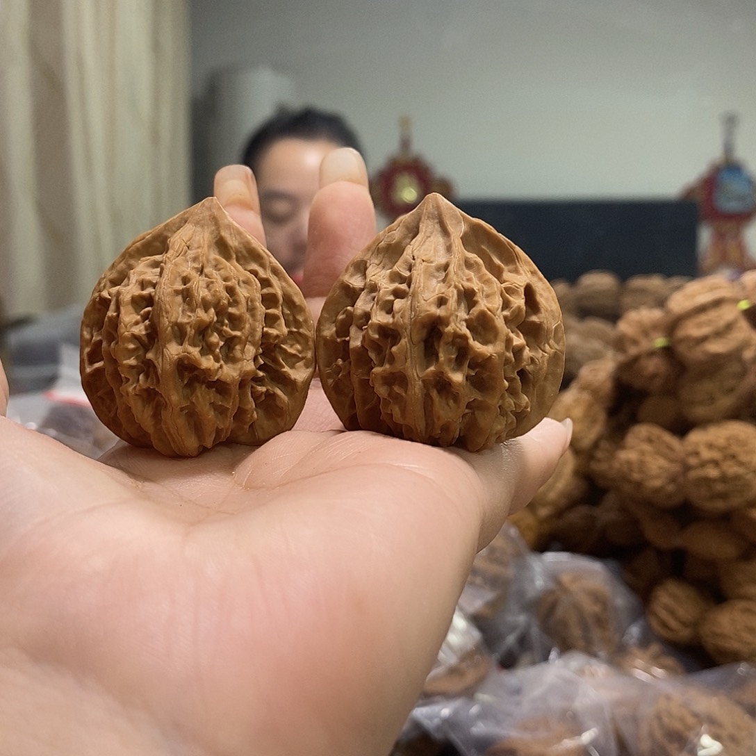 把件文玩核桃40野生灯笼尖有伤