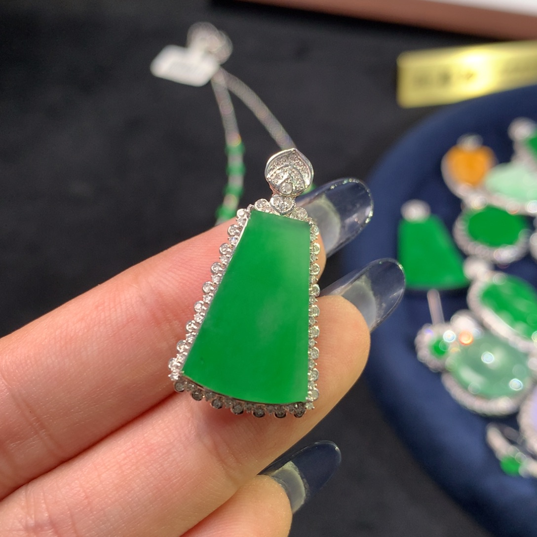 翡翠挂件18K金镶嵌无事牌