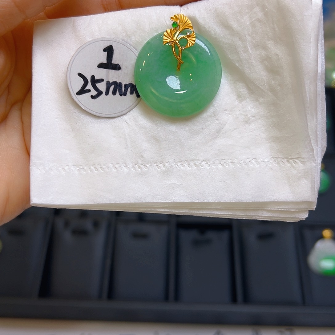 翡翠颈饰18K金镶嵌翡翠