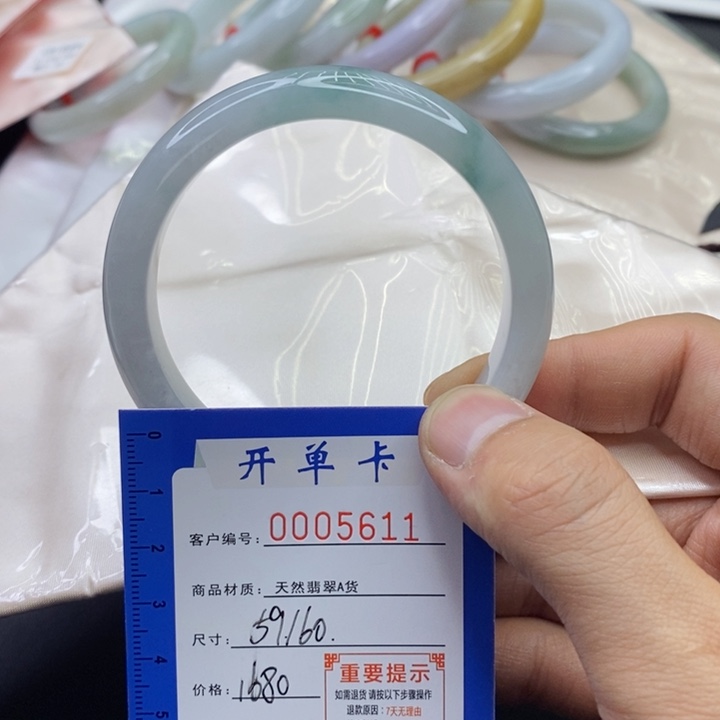 翡翠手镯未镶嵌翡翠