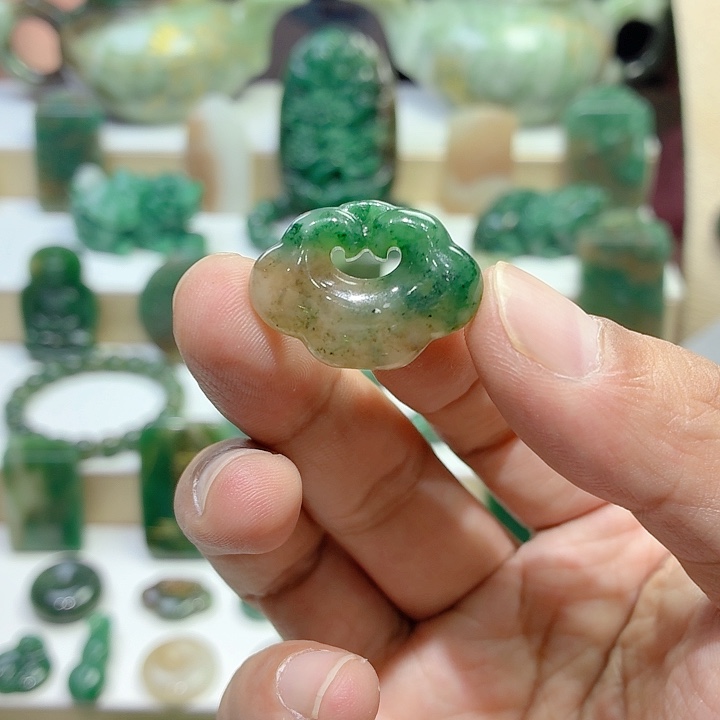 独山玉未镶嵌颈饰