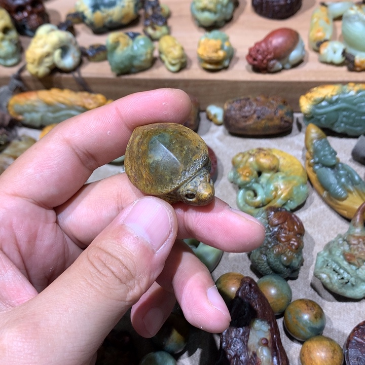 未镶嵌岫岩河磨玉（透闪石质玉）挂件