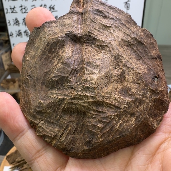 鹤***烟海南大山老铁8克。  