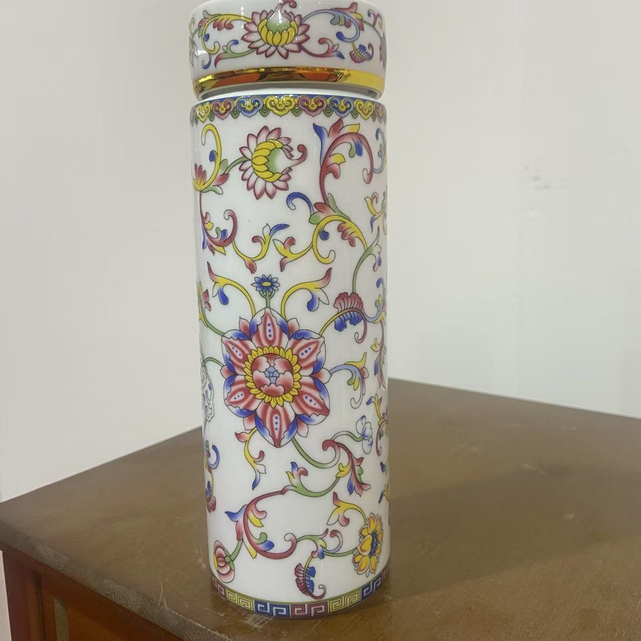 白色珐琅彩缠枝莲保温杯