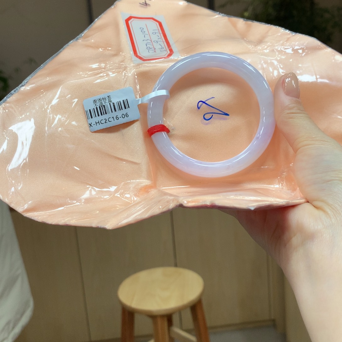翡翠手镯未镶嵌不退不换