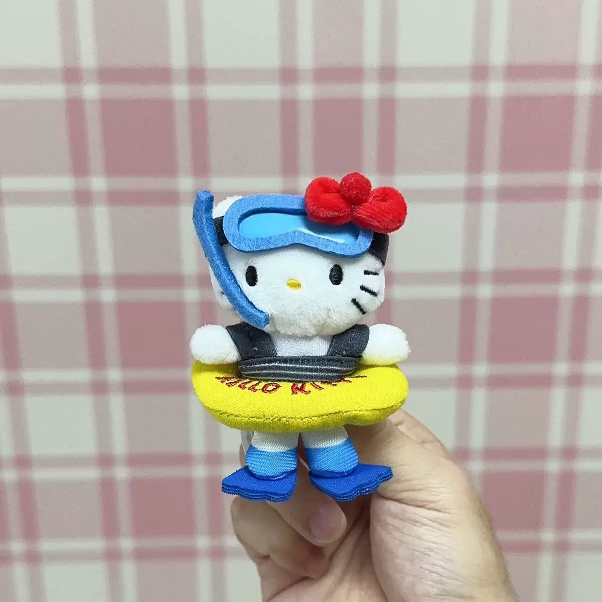 Me%联名系列潜水员helloKitty包包挂件可爱毛绒玩具挂饰kitty挂件