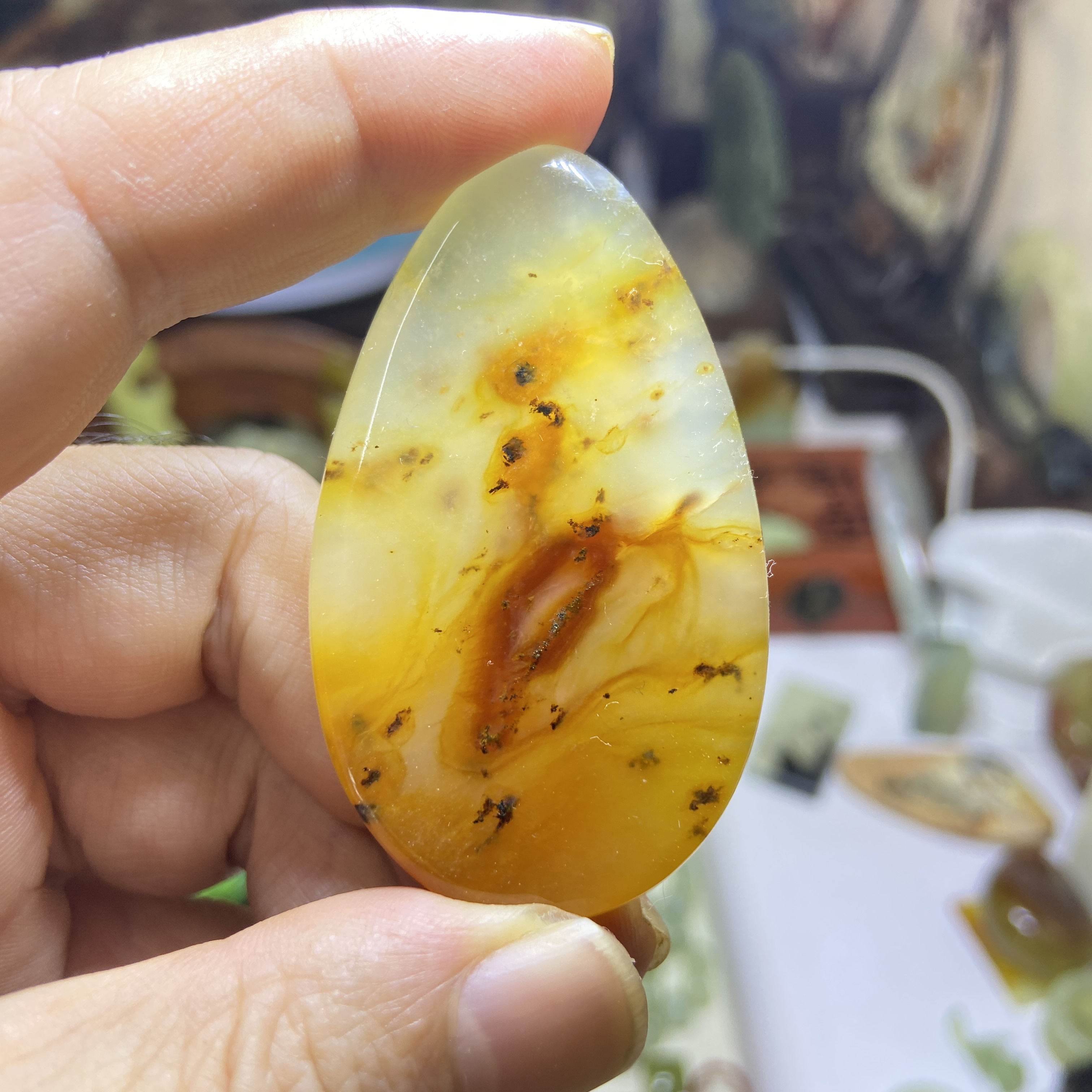 岫玉俏色巧雕花玉无事牌随型吊坠意境贺贺（鹤鹤）高升手工