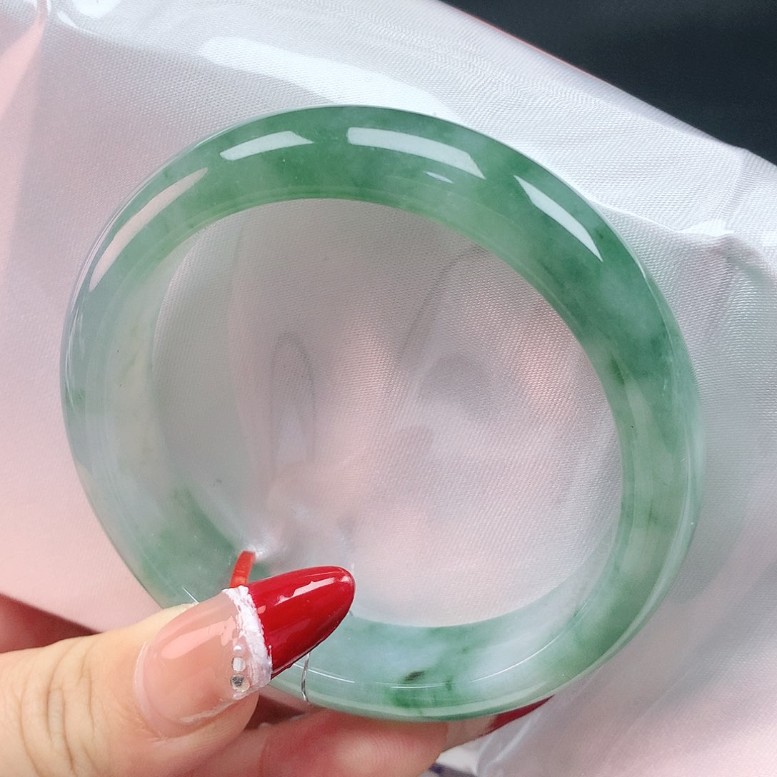 翡翠手镯未镶嵌56圈