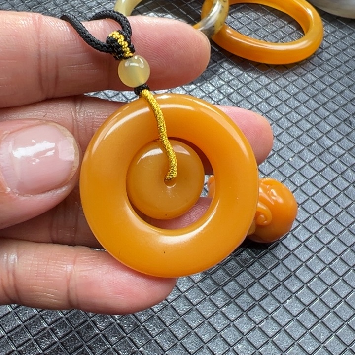石英质玉（黄龙玉）颈饰未镶嵌