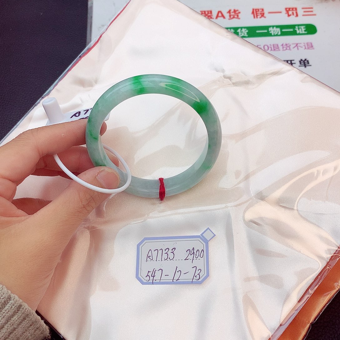 翡翠手镯未镶嵌翡翠