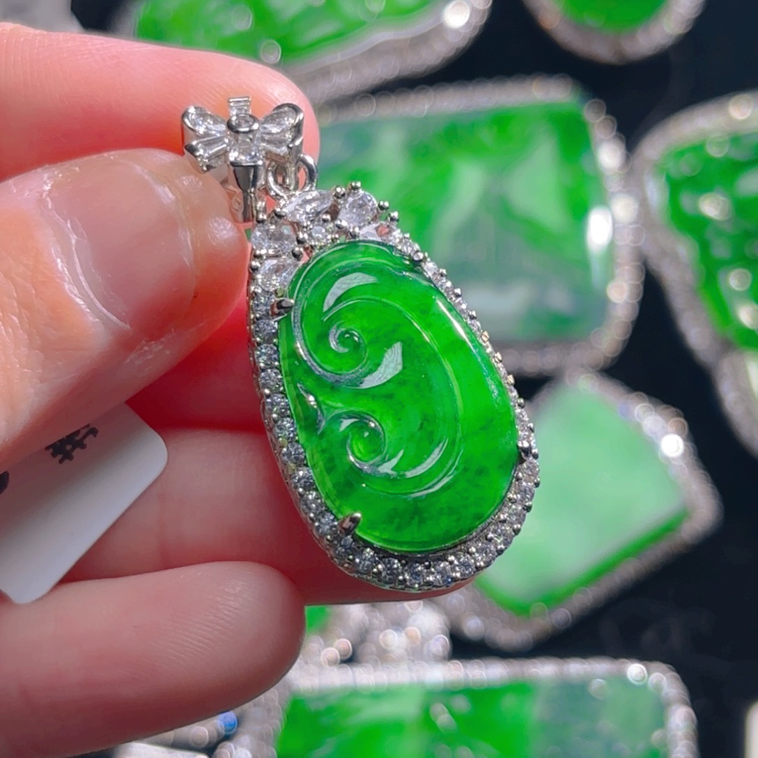 翡翠颈饰未镶嵌如意