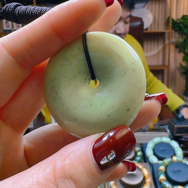 蛇纹石玉颈饰未镶嵌彩**煌