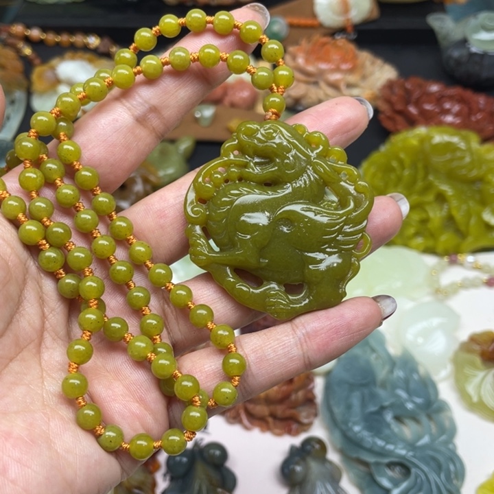 蛇纹石玉未镶嵌颈饰