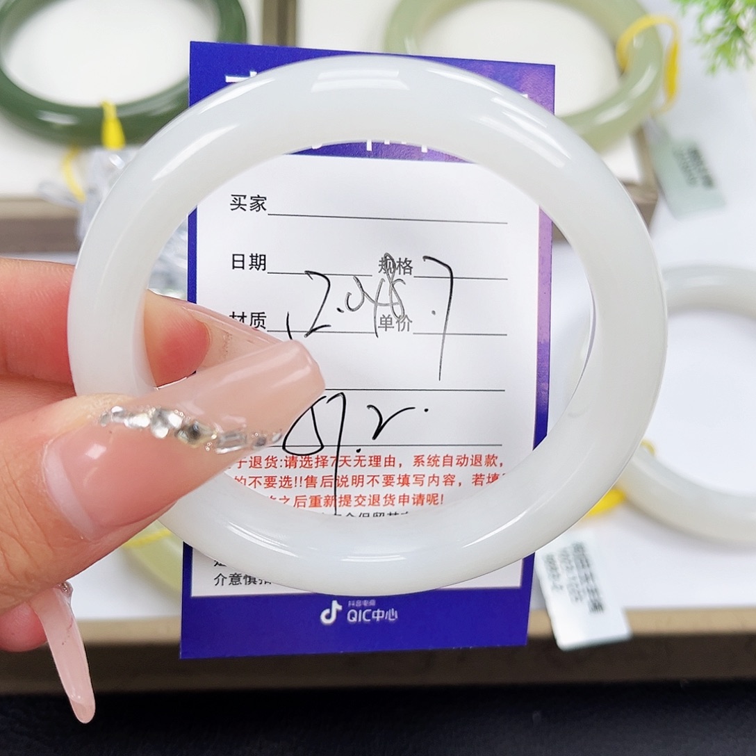 和田玉手镯未镶嵌杨**…