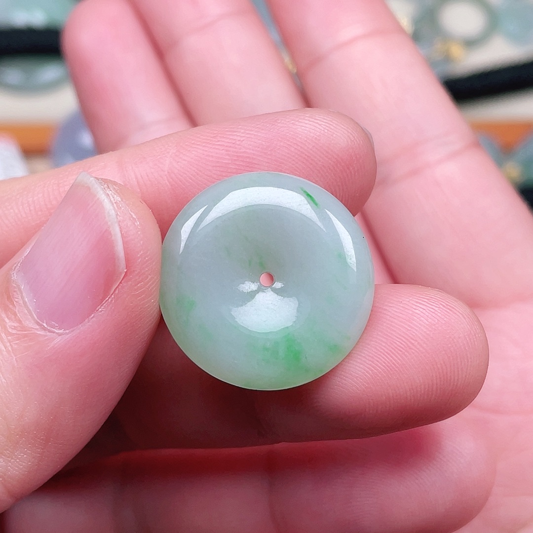 翡翠未镶嵌颈饰平安扣