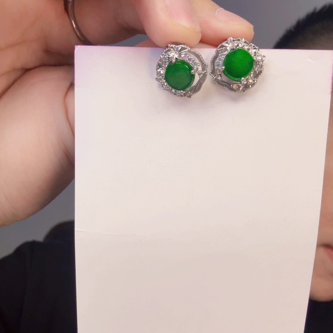 翡翠未镶嵌颈饰一对