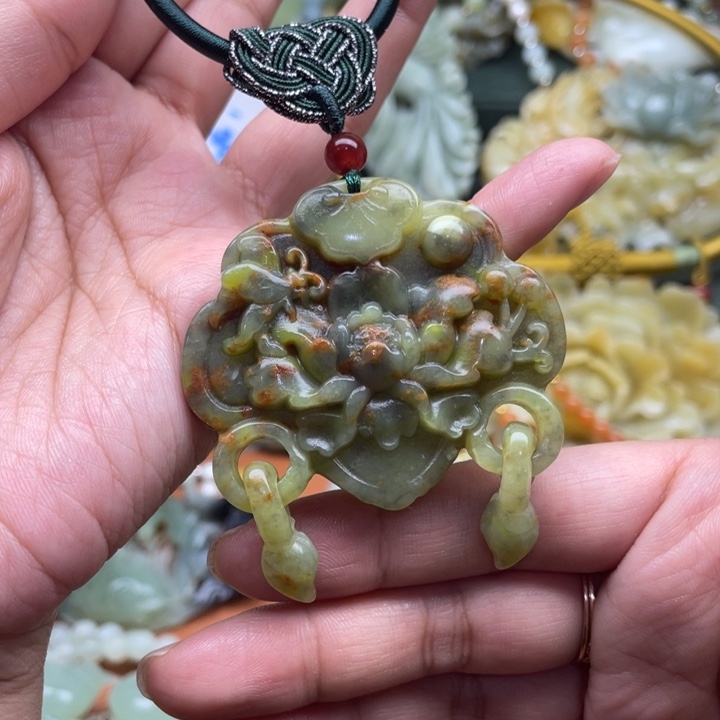 蛇纹石玉吊坠合金