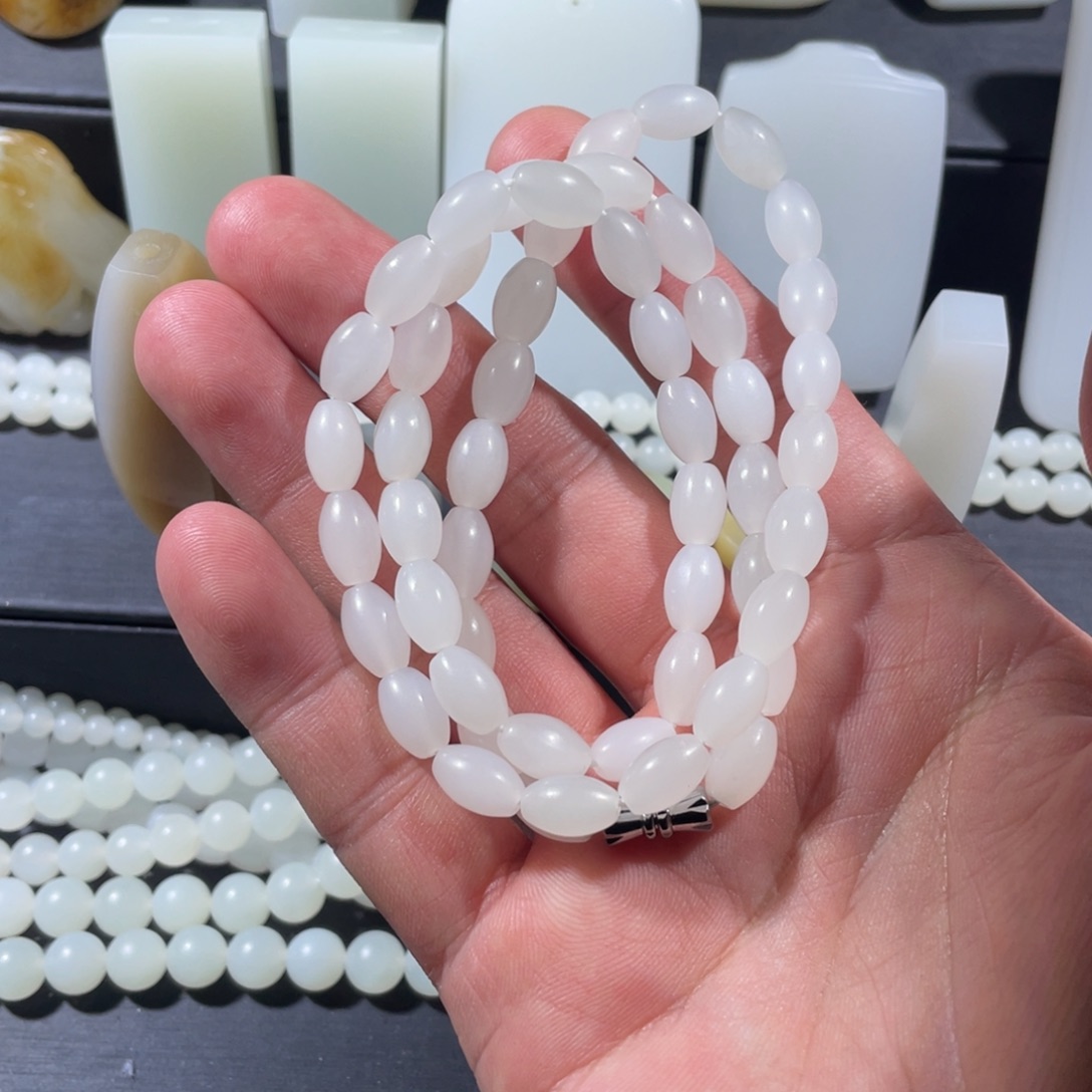 和田玉未镶嵌颈饰米粒