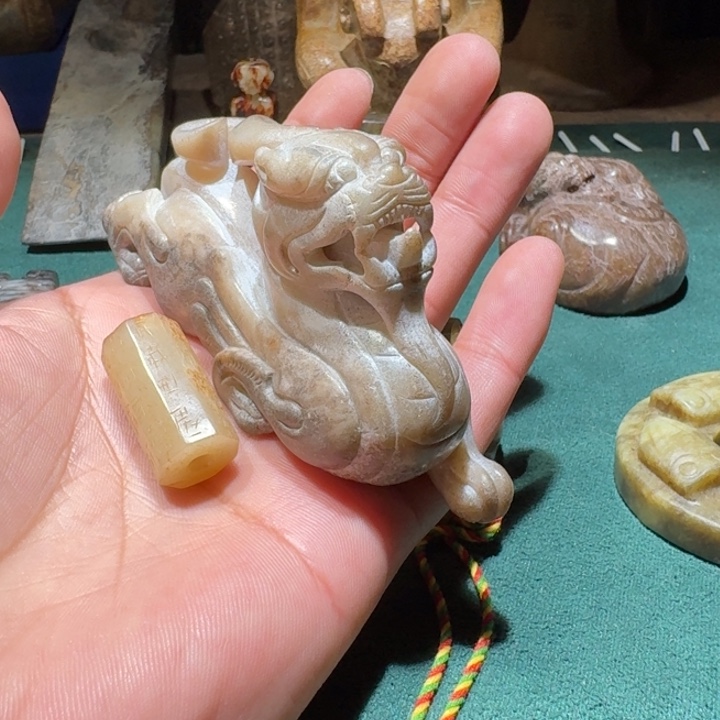 和田玉（糖玉）颈饰未镶嵌狮**奇