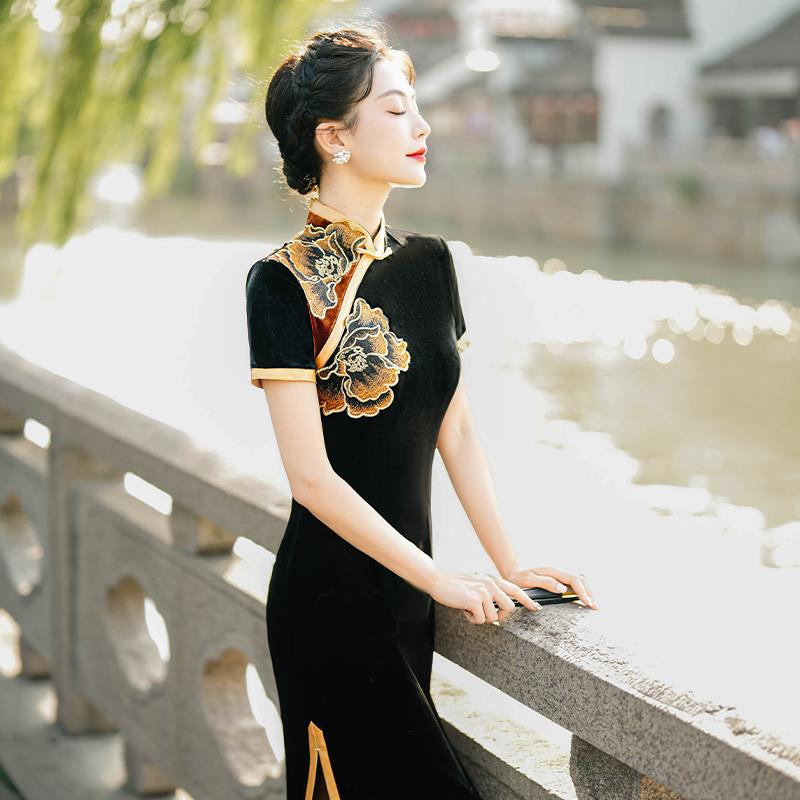 金丝绒旗袍2025新款优雅短袖年轻款高端气质舞台走秀140加长旗袍