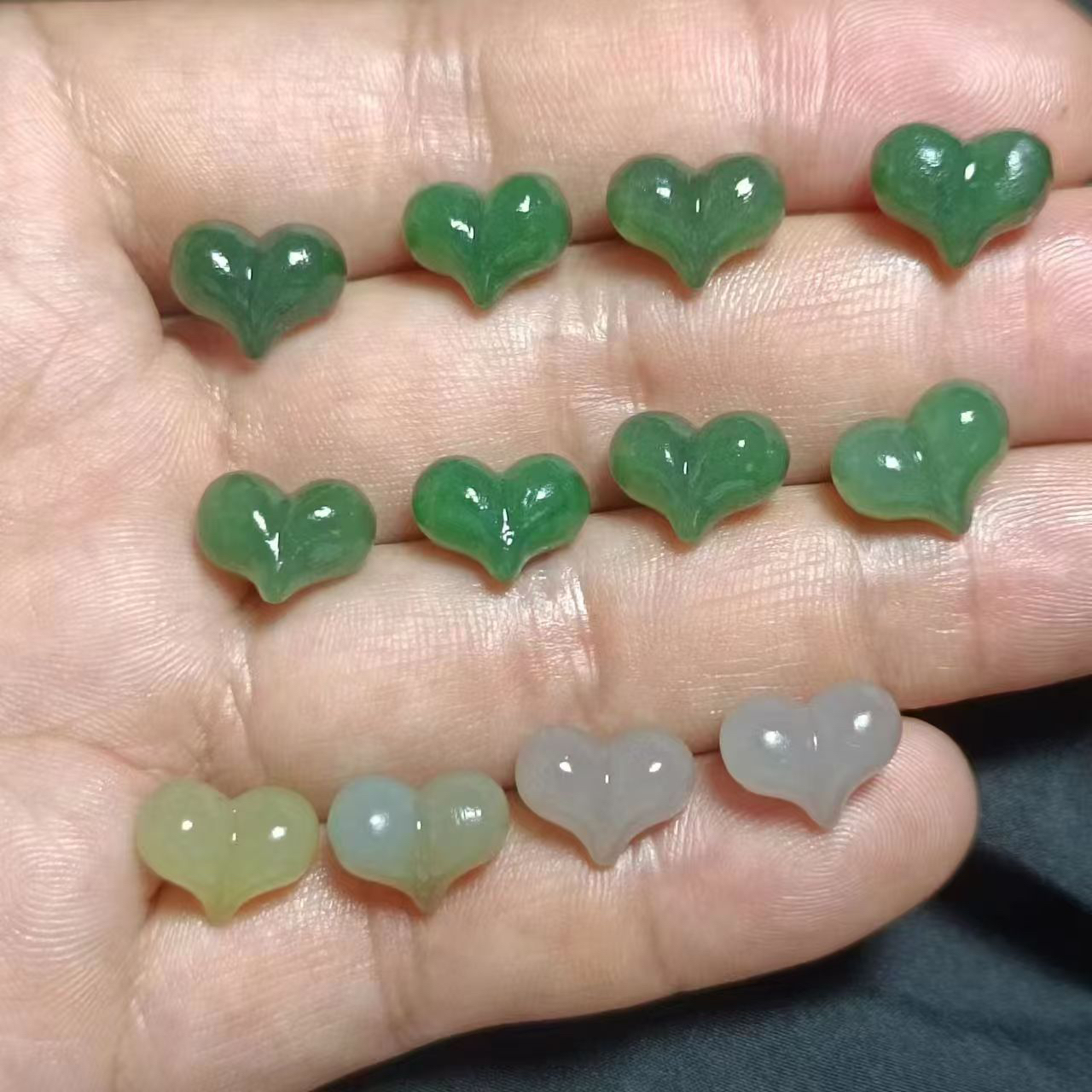 天然和田玉屁桃，颜色可挑，12mm左右，多样性发其中一