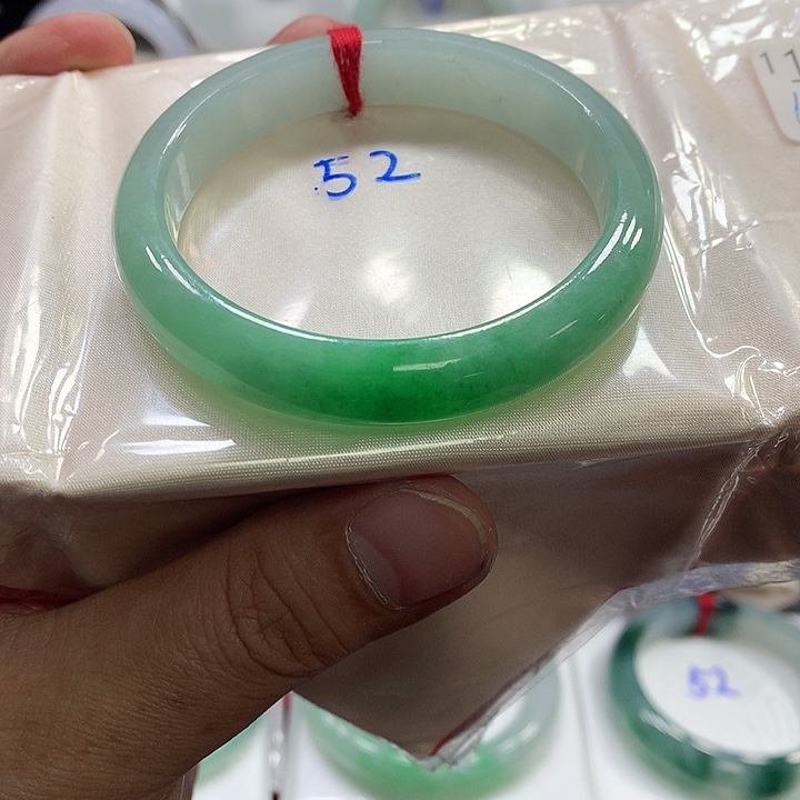 翡翠手镯未镶嵌翡翠