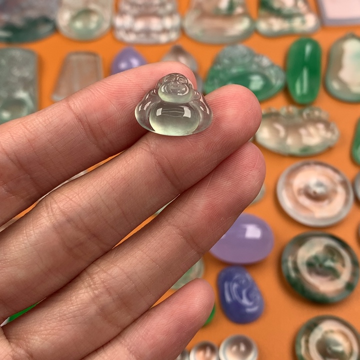 翡翠挂件未镶嵌…