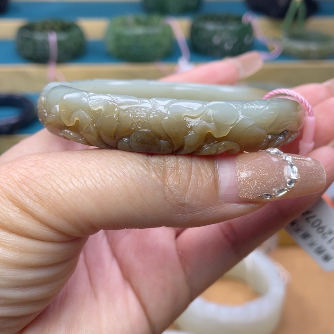 和田玉手镯57圈口。编号83未镶嵌